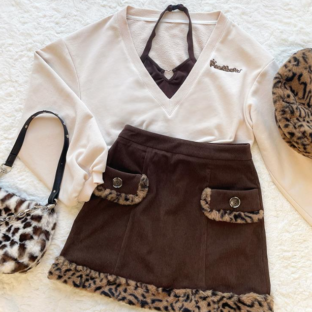 Outfit-Set: Sweater With V-Neck + Skirt With Leopard Pattern Hem