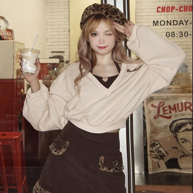 Outfit-Set: Sweater With V-Neck + Skirt With Leopard Pattern Hem