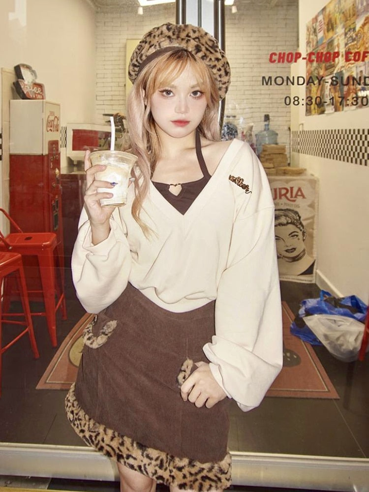 Outfit-Set: Sweater With V-Neck + Skirt With Leopard Pattern Hem