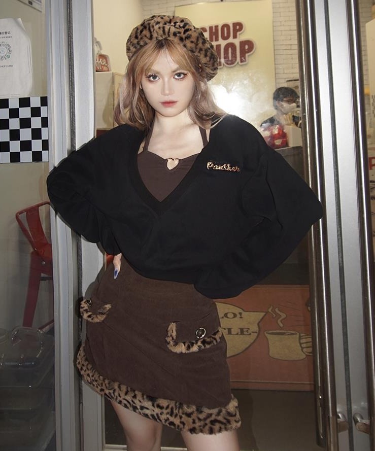 Outfit-Set: Sweater With V-Neck + Skirt With Leopard Pattern Hem